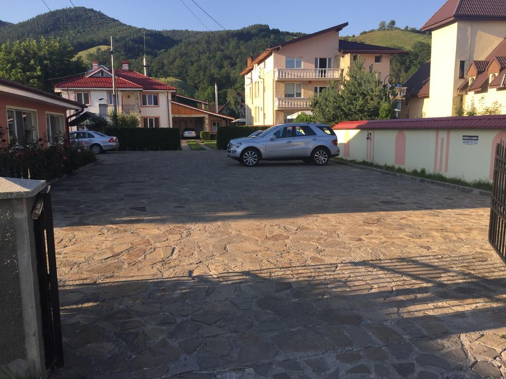 Pensiunea Flora Piatra Neamţ Buitenkant foto